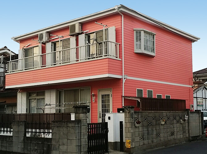 東京都足立区戸建住宅の外壁をピンクで仕上げた施工事例