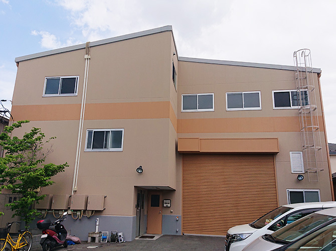 埼玉県八潮市3階建工場の外壁塗装・シール打ち替え工事の施工事例