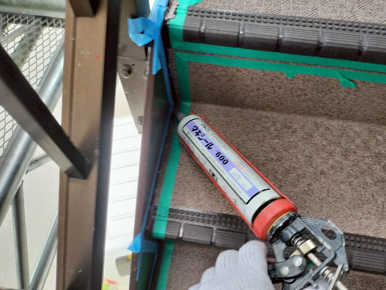 タキステップ施工後に階段端部のシーリング処理を行っている写真