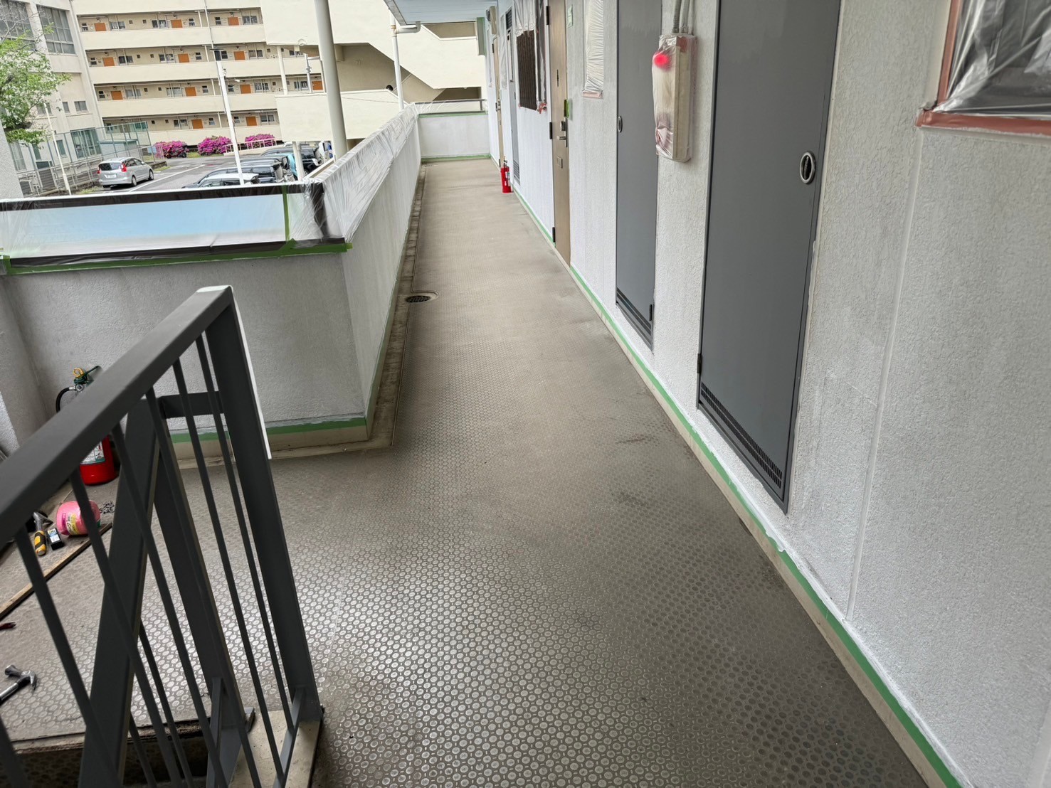 共用廊下の長尺シートが劣化した状態（施工前）