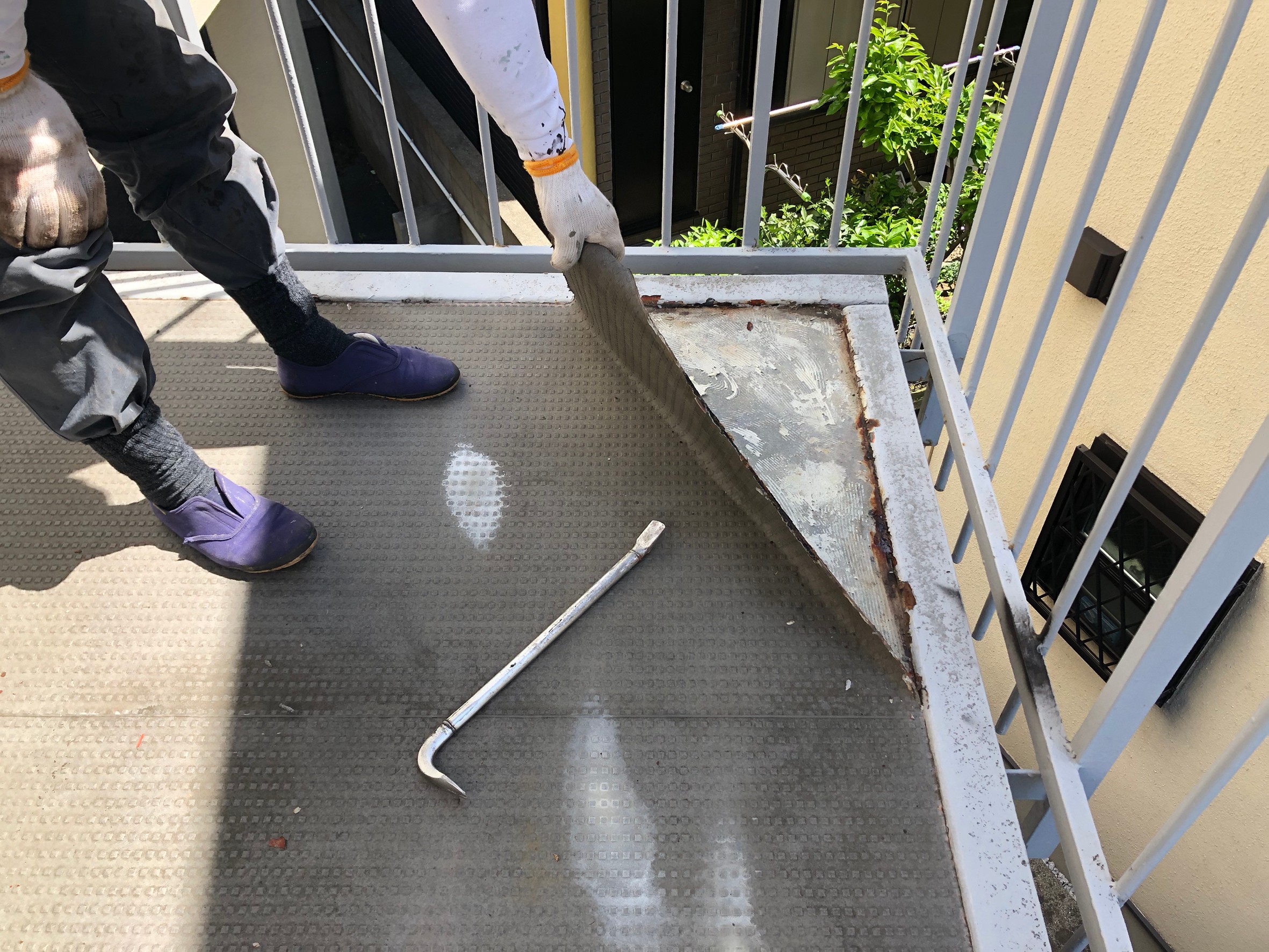 長尺シートを剥がした後に確認できる共用階段の下地状態