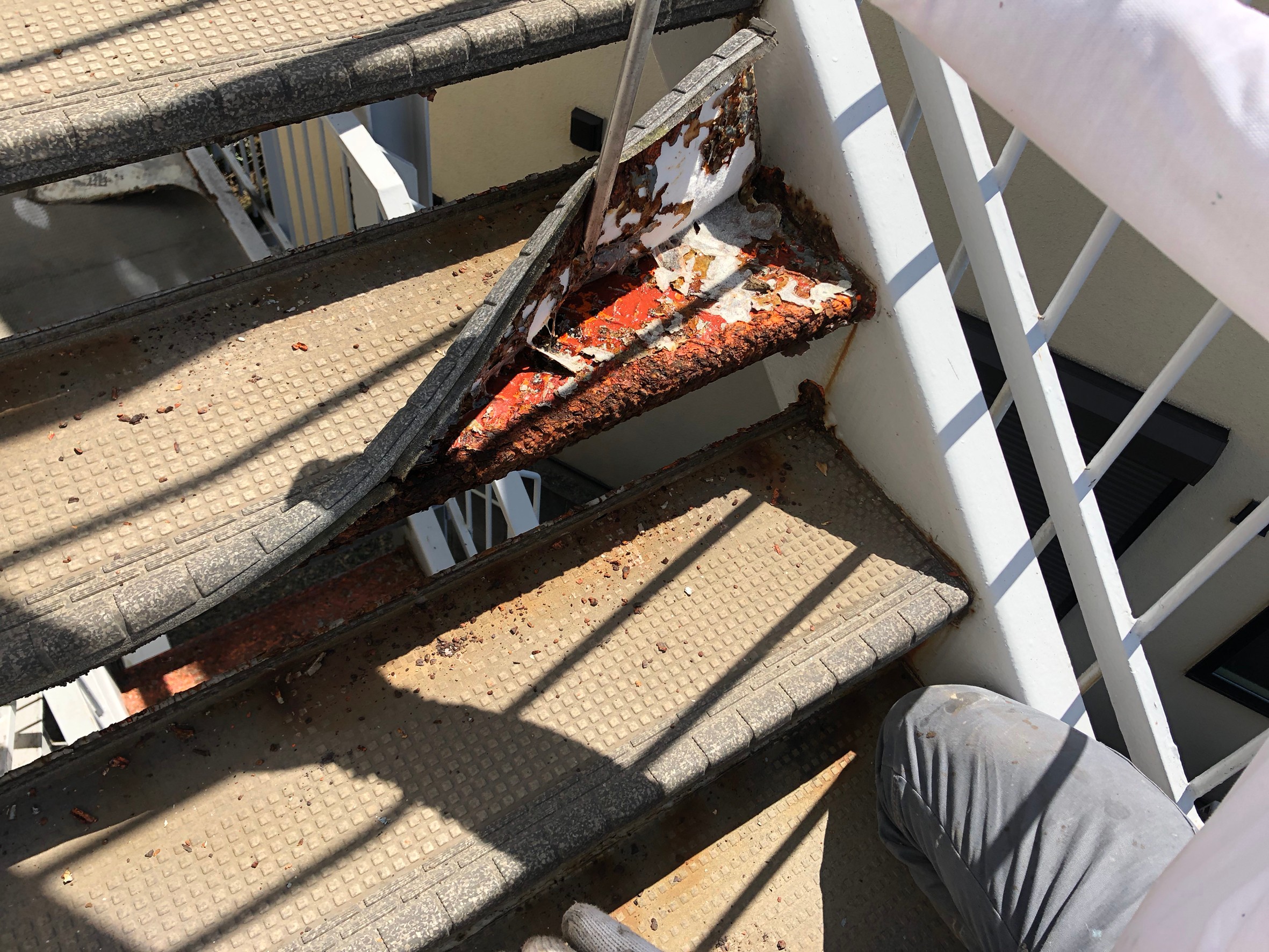 長尺シート下に出ていた下地サビの確認