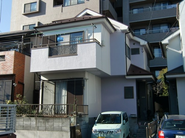 東京都羽村市の住宅のハナコレクション2色ツートンとサーモアイ水性Siで塗り替えた施工後の外観