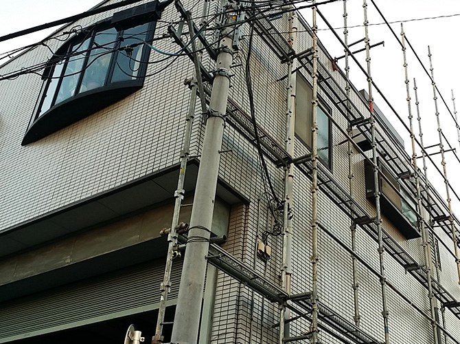 埼玉県戸田市のタイル外壁の住宅の外壁タイル塗装の施工のようす