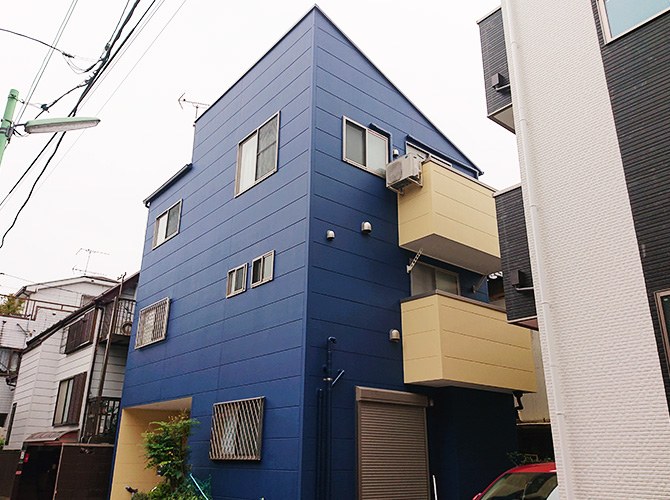足立区の3階建戸建住宅で外壁塗装・屋根塗装工事|ブルー系外壁に塗り替え