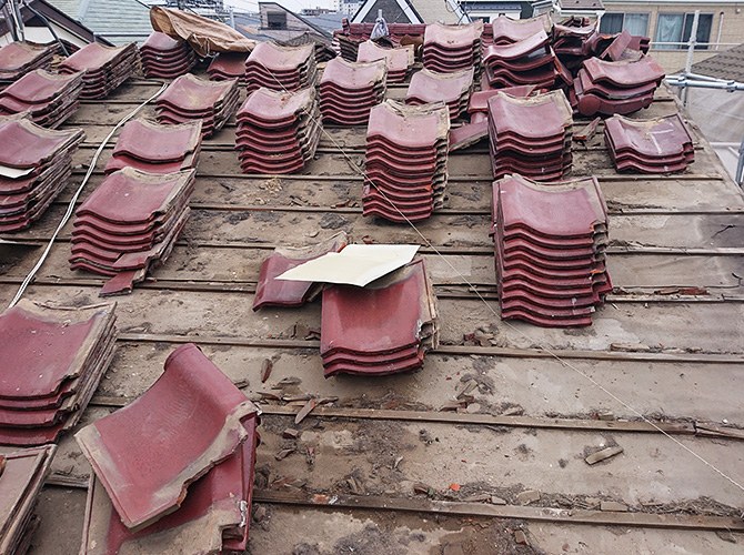 足立区2階建住宅の瓦屋根撤去中写真