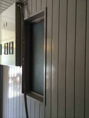 塗装と清掃で明るくなった賃貸アパートのエントランス（施工完了）