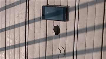 劣化して穴があいたバルコニーの隔て板