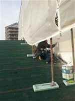 計画的な修繕で屋根に防水シートを施工する様子