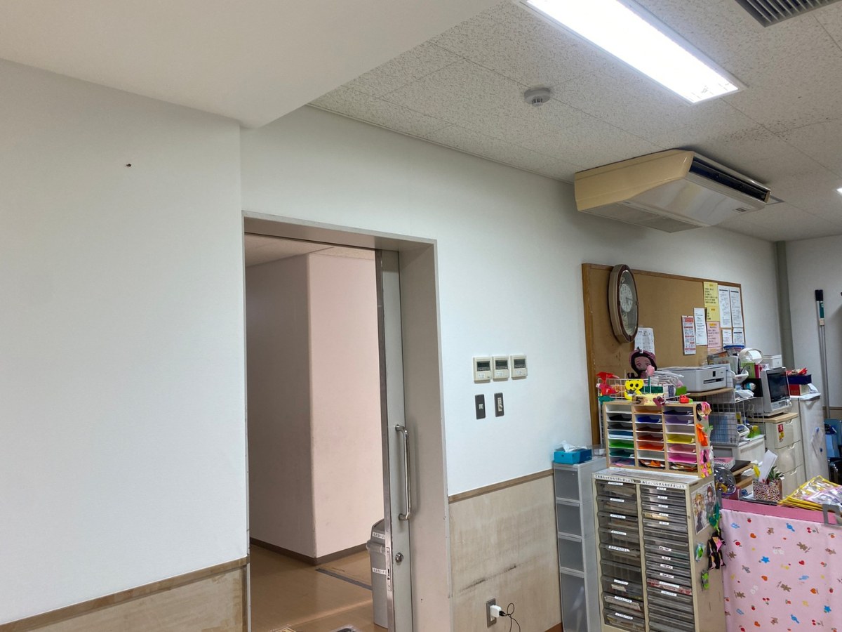 東京都足立区千住双葉小学校保育室クロス工事施工後