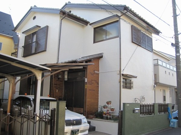 東京都足立区の住宅で外壁塗装・屋根塗装｜ひび割れ・破風の傷みを補修