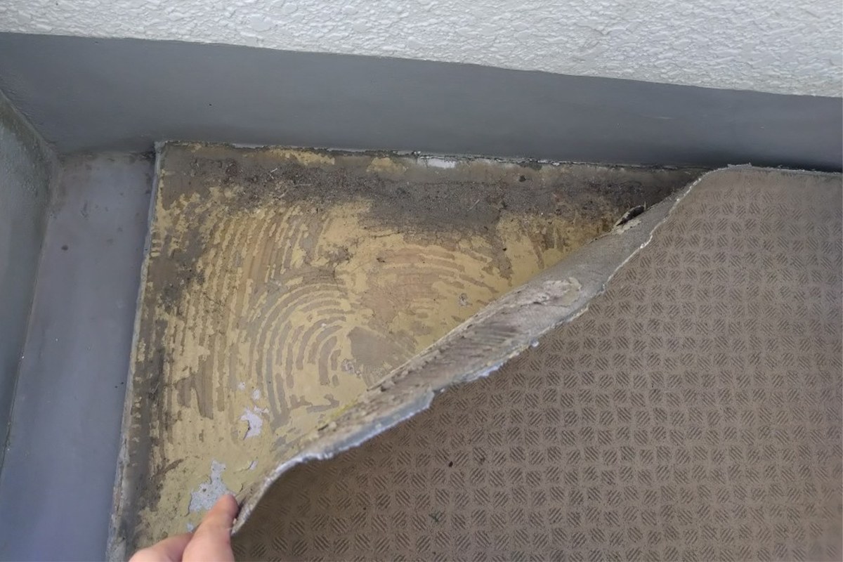 長尺シートの端部が剥がれてめくれている状態