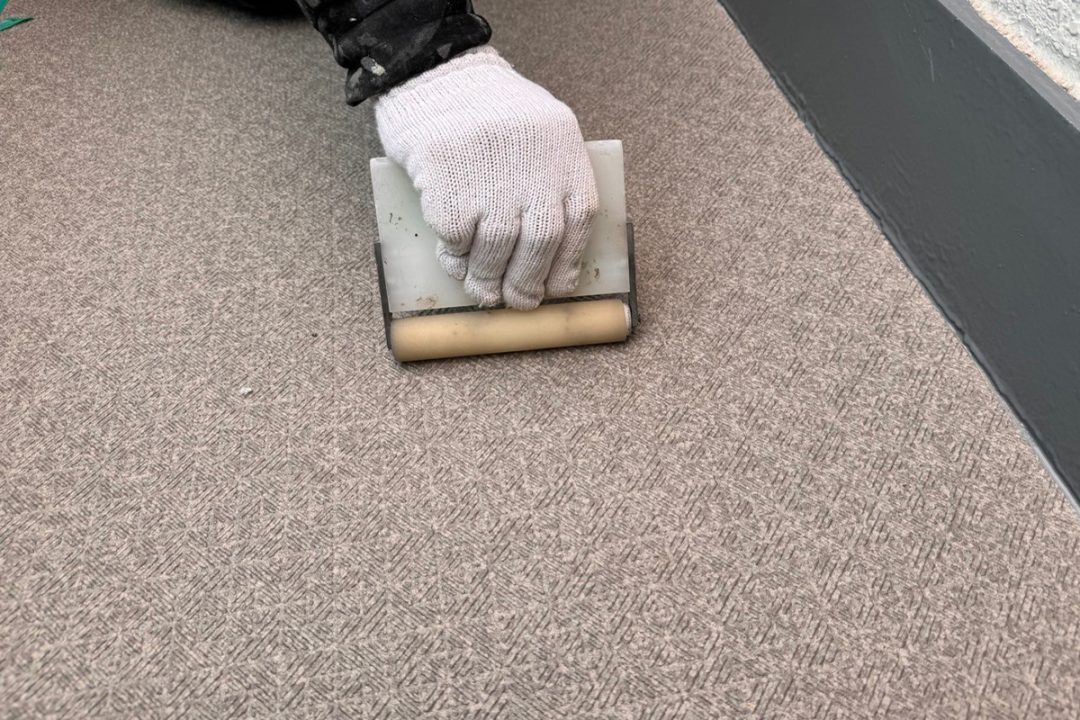 長尺シート部分補修の仕上げ作業