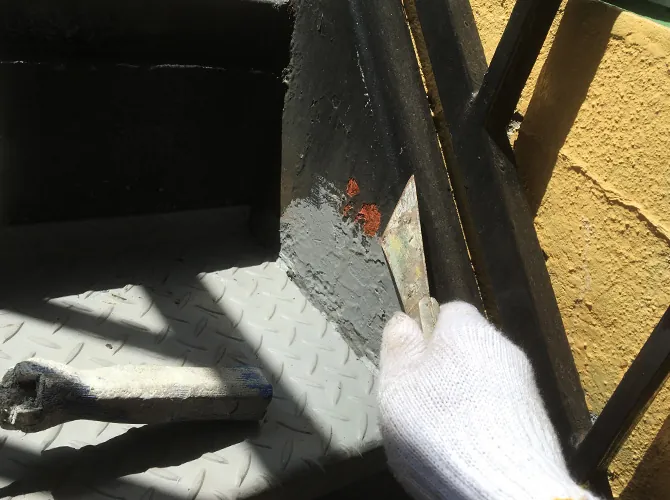 鉄骨階段の錆を落としている作業
