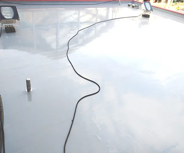 防水工事が完了した小規模ビルの屋上