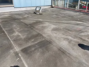 施工前の小規模ビル屋上の防水層