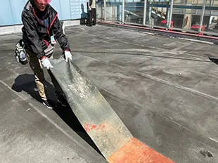 既存防水層を撤去している屋上防水工事