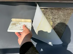 塩ビシート防水を施工している小規模ビルの屋上